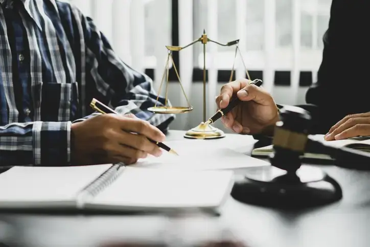 공무집행방해처벌 위기 위뢰인 조력해 집행유예 